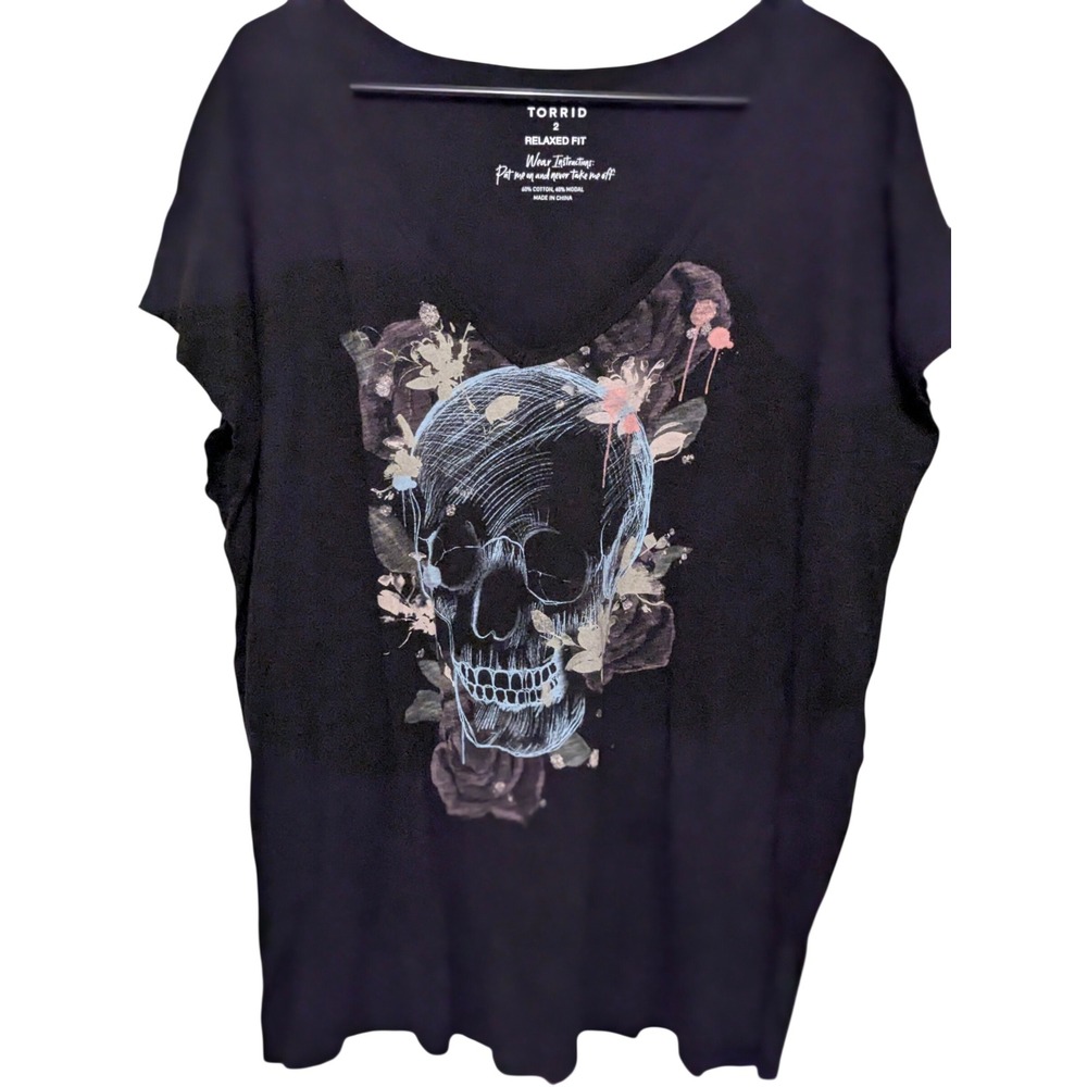 Torrid T-Shirt Womens 2 Black Skull Floral Relaxed Fit V-Neck Graphic Tee Edgy